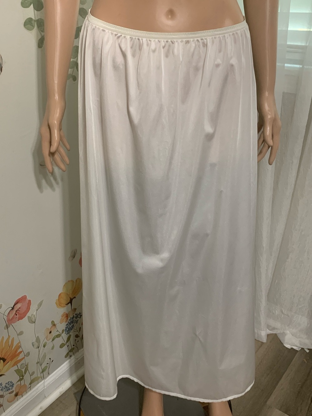 🌸 Sz XL Vanity Fair Vintage White Maxi Slip Skirt